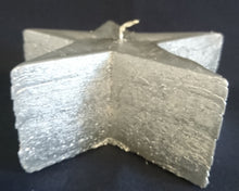 Lade das Bild in den Galerie-Viewer, STANDKERZE - Wachs / Kerzenmaterial, Silbernd (Überzogen) Farbend, Handarbeit, Sternform, 1 Docht (G)