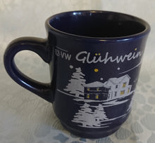 Lade das Bild in den Galerie-Viewer, GLÜHWEINTASSE - Keramik / Steingut, Abendliches Winterschnee Kirchen Dorf Gebäude Motiv Dekor, Wellco Design