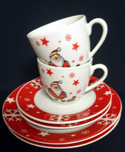 Lade das Bild in den Galerie-Viewer, KAFFEETASSE "Santa"- Porzellan, Weihnachtsmann Nikolaus Sterne Schneeflocken Geschenke Motiv Dekor