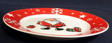 Lade das Bild in den Galerie-Viewer, DESSERTTELLER "Santa" - Porzellan, Weihnachtsmann Nikolaus Sterne Schneeflocken Geschenke Motiv Dekor