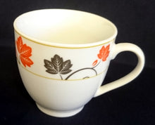 Lade das Bild in den Galerie-Viewer, KAFFEETASSE - Porzellan, Blatt Blätter Äste Zweige Geäst Linien Motiv Dekor