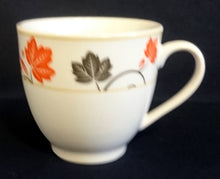 Lade das Bild in den Galerie-Viewer, KAFFEETASSE - Porzellan, Blatt Blätter Äste Zweige Geäst Linien Motiv Dekor