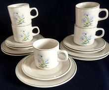 Lade das Bild in den Galerie-Viewer, 2er Set 2er KAFFEEGEDECKE - Keramik / Steingut, Blumenblüten Pflanzen Flora Randlinie Motiv Dekor