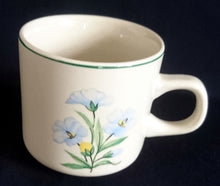 Lade das Bild in den Galerie-Viewer, KAFFEETASSE - Keramik / Steingut, Blumenblüten Pflanzen Flora Randlinie Motiv Dekor