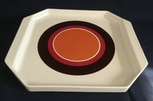 Lade das Bild in den Galerie-Viewer, BEILAGENSCHALE "Avantgarde" - Keramik / Steingut, Geometrisches Streifen Kreise Dekor, Mittig Orange