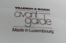 Lade das Bild in den Galerie-Viewer, GEBÄCKSCHALE "Avantgarde" - Keramik / Steingut, Modernes Geometrisches Streifen Dekor, Mittig Braun