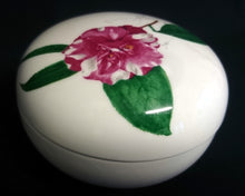 Lade das Bild in den Galerie-Viewer, BONBONIERE - Porzellan, Runde Schalen Form, Blumenblüten Pflanze Camelia Canduiflora Dekor, Nicolas Liez Designer (G)