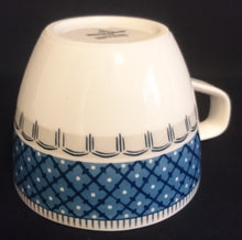 Lade das Bild in den Galerie-Viewer, KAFFEETASSE - Porzellan, Geometrisches Strich Linien Rand Punkte Karo Motiv Dekor