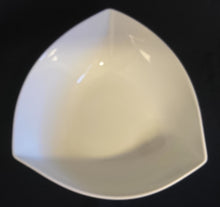 Lade das Bild in den Galerie-Viewer, SCHÜSSEL - Porzellan, Ovale Dreieckform Einfärbiges Dekor