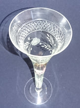 Lade das Bild in den Galerie-Viewer, SEKT GETRÄNKEGLAS - Kristallglas, Geometrisches Abstraktes Rosenblumen Mattiert Geschliffenes Dekor