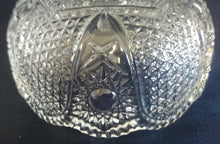 Lade das Bild in den Galerie-Viewer, DESSERTSCHALE - Hartglas, Geometrischer Abstrakter Karo Vierecke Quadrat Kreise Gewölbter Gezackter Randschliff Dekor