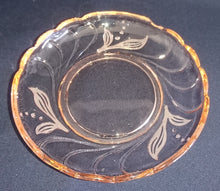 Lade das Bild in den Galerie-Viewer, DESSERTSCHALE - Hartglas, Blatt Blätter Linien Relief Schliff Dekor