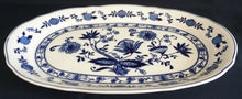 Lade das Bild in den Galerie-Viewer, BEILAGENPLATTE - Porzellan, Echt Kobalt Zwiebelmuster Motiv Relief Rand Dekor