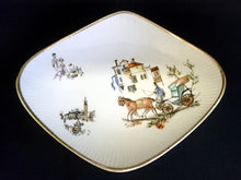 Lade das Bild in den Galerie-Viewer, BEILAGENSCHALE - Porzellan, Goldrand Dorf Picknick Kutsche Motiv Relief Dekor