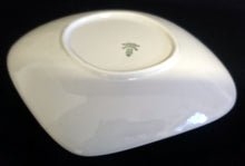 Lade das Bild in den Galerie-Viewer, BEILAGENSCHALE - Porzellan, Goldrand Dorf Picknick Kutsche Motiv Relief Dekor