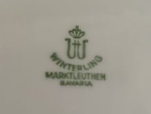 Lade das Bild in den Galerie-Viewer, BEILAGENSCHALE - Porzellan, Goldrand Dorf Picknick Kutsche Motiv Relief Dekor