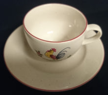 Lade das Bild in den Galerie-Viewer, KINDER GETRÄNKETASSE - Keramik / Steingut, Hahn auf dem Lande Motiv Dekorrand, Handdekoriert