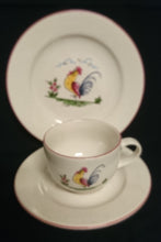 Lade das Bild in den Galerie-Viewer, 3er KAFFEEGEDECK - Keramik / Steingut, Hahn auf dem Lande Motiv Dekorrand, Handdekoriert (G)