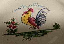 Lade das Bild in den Galerie-Viewer, 2er KAFFEEGEDECK - Keramik / Steingut, Hahn auf dem Lande Motiv Dekorrand, Handdekoriert