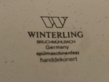 Lade das Bild in den Galerie-Viewer, 3er KAFFEEGEDECK - Keramik / Steingut, Hahn auf dem Lande Motiv Dekorrand, Handdekoriert (G)