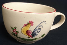 Lade das Bild in den Galerie-Viewer, KINDER GETRÄNKETASSE - Keramik / Steingut, Hahn auf dem Lande Motiv Dekorrand, Handdekoriert