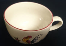 Lade das Bild in den Galerie-Viewer, KINDER GETRÄNKETASSE - Keramik / Steingut, Hahn auf dem Lande Motiv Dekorrand, Handdekoriert