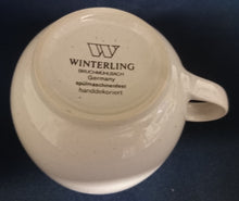 Lade das Bild in den Galerie-Viewer, KINDER GETRÄNKETASSE - Keramik / Steingut, Hahn auf dem Lande Motiv Dekorrand, Handdekoriert