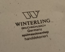 Lade das Bild in den Galerie-Viewer, 3er KAFFEEGEDECK - Keramik / Steingut, Hahn auf dem Lande Motiv Dekorrand, Handdekoriert (G)