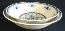 Lade das Bild in den Galerie-Viewer, GROßE BEILAGENSCHÜSSEL "Scharffeuer" - Porzellan, Kobalt Abstrakt Indischblau Strohblume Motiv Relieflinien Dekor