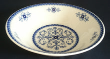 Lade das Bild in den Galerie-Viewer, GROßE BEILAGENSCHÜSSEL "Scharffeuer" - Porzellan, Kobalt Abstrakt Indischblau Strohblume Motiv Relieflinien Dekor