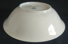 Lade das Bild in den Galerie-Viewer, GROßE BEILAGENSCHÜSSEL "Scharffeuer" - Porzellan, Kobalt Abstrakt Indischblau Strohblume Motiv Relieflinien Dekor