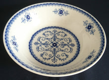 Lade das Bild in den Galerie-Viewer, 2er Set MITTELGROßE & GROßE BEILAGENSCHÜSSEL "Scharffeuer" - Porzellan, Kobalt Abstrakt Indischblau Strohblume Motiv Relieflinien Dekor