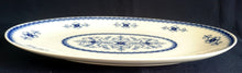 Lade das Bild in den Galerie-Viewer, SERVIERPLATTE "Scharffeuer" - Porzellan, Kobalt Abstrakt Indischblau Strohblume Motiv Relieflinien Dekor