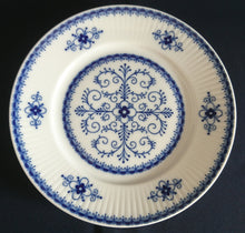 Lade das Bild in den Galerie-Viewer, 2er Set SPEISETELLER "Scharffeuer" - Porzellan, Kobalt Abstrakt Indischblau Strohblume Motiv Relieflinien Dekor