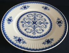 Lade das Bild in den Galerie-Viewer, 2er Set SPEISETELLER "Scharffeuer" - Porzellan, Kobalt Abstrakt Indischblau Strohblume Motiv Relieflinien Dekor