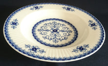 Lade das Bild in den Galerie-Viewer, SUPPENTELLER "Scharffeuer" - Porzellan, Kobalt Abstrakt Indischblau Strohblume Motiv Relieflinien Dekor