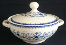Lade das Bild in den Galerie-Viewer, SUPPENTERRINE MIT DECKEL "Scharffeuer" - Porzellan, Kobalt Abstrakt Indischblau Strohblume Motiv Relieflinien Dekor