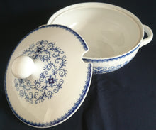 Lade das Bild in den Galerie-Viewer, SUPPENTERRINE MIT DECKEL "Scharffeuer" - Porzellan, Kobalt Abstrakt Indischblau Strohblume Motiv Relieflinien Dekor