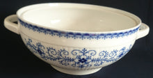 Lade das Bild in den Galerie-Viewer, SUPPENTERRINE MIT DECKEL "Scharffeuer" - Porzellan, Kobalt Abstrakt Indischblau Strohblume Motiv Relieflinien Dekor