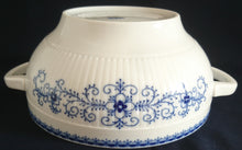 Lade das Bild in den Galerie-Viewer, SUPPENTERRINE MIT DECKEL "Scharffeuer" - Porzellan, Kobalt Abstrakt Indischblau Strohblume Motiv Relieflinien Dekor