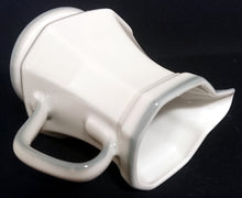 Lade das Bild in den Galerie-Viewer, MILCHKÄNNCHEN - Porzellan, Rand Linien Relief Motiv Dekor