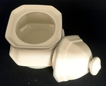 Lade das Bild in den Galerie-Viewer, ZUCKERDOSE MIT DECKEL - Porzellan, Rand Linien Relief Motiv Dekor