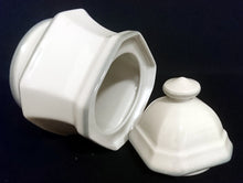 Lade das Bild in den Galerie-Viewer, ZUCKERDOSE MIT DECKEL - Porzellan, Rand Linien Relief Motiv Dekor