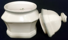 Lade das Bild in den Galerie-Viewer, ZUCKERDOSE MIT DECKEL - Porzellan, Rand Linien Relief Motiv Dekor