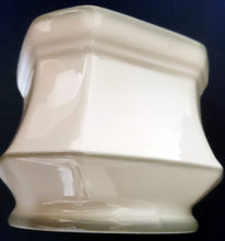 Lade das Bild in den Galerie-Viewer, ZUCKERDOSE MIT DECKEL - Porzellan, Rand Linien Relief Motiv Dekor