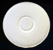 Lade das Bild in den Galerie-Viewer, UNTERTASSE - Porzellan, Goldrand Abstrakt Relief Dekor