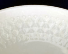 Lade das Bild in den Galerie-Viewer, UNTERTASSE - Porzellan, Goldrand Abstrakt Relief Dekor