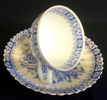 Lade das Bild in den Galerie-Viewer, UNTERTASSE - Porzellan, China Blau Goldrand Relief Dekor