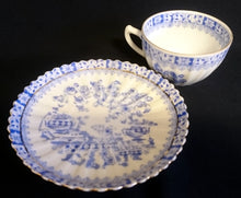 Lade das Bild in den Galerie-Viewer, KAFFEETASSE - Porzellan, China Blau Goldrand Relief Dekor