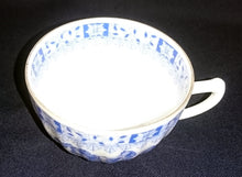 Lade das Bild in den Galerie-Viewer, KAFFEETASSE - Porzellan, China Blau Goldrand Relief Dekor